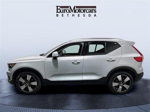 2022 Volvo XC40 T5 Momentum