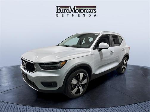 2022 Volvo XC40 T5 Momentum
