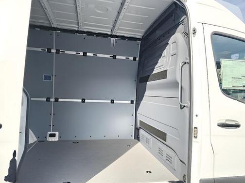 Arctic White 2026 Mercedes-Benz Sprinter 2500 Cargo 144 WB
