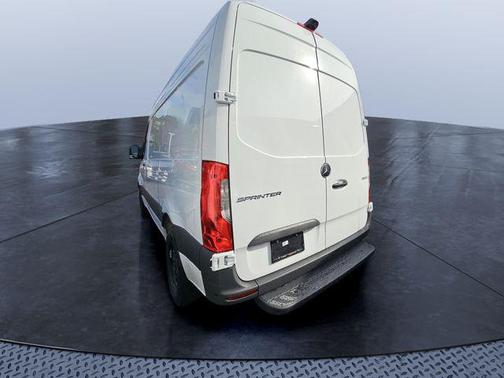 Arctic White 2026 Mercedes-Benz Sprinter 2500 Cargo 144 WB