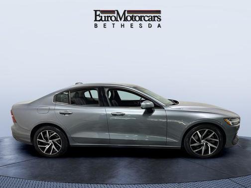 Gray Metallic 2019 Volvo S60 T6 Momentum