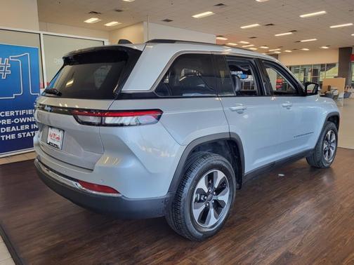 2023 Jeep Grand Cherokee BASE