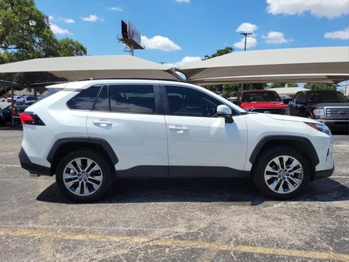 2024 Toyota RAV4 XLE PREMIUM