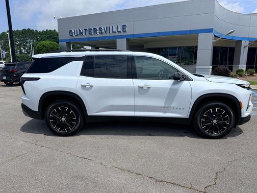 Polar White Tricoat 2026 Chevrolet Traverse LT