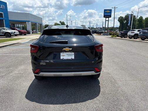 Mosaic Black Metallic 2026 Chevrolet Trax LT