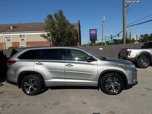 Silver 2018 Toyota Highlander LE Plus