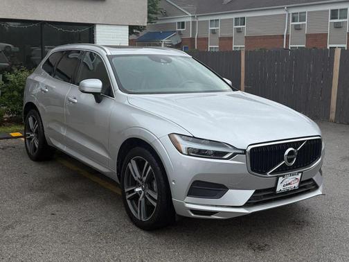 Silver 2018 Volvo XC60 T5 Momentum