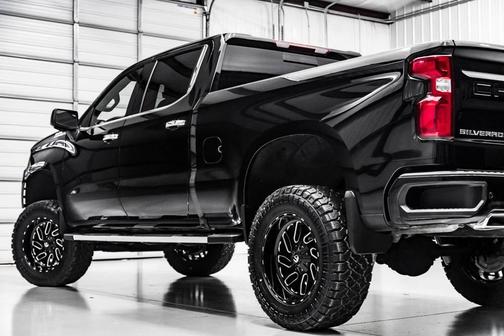 Photo 3 of 32 of 2021 Chevrolet Silverado 1500 High Country