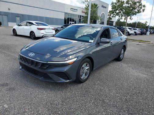 2024 Hyundai ELANTRA SE
