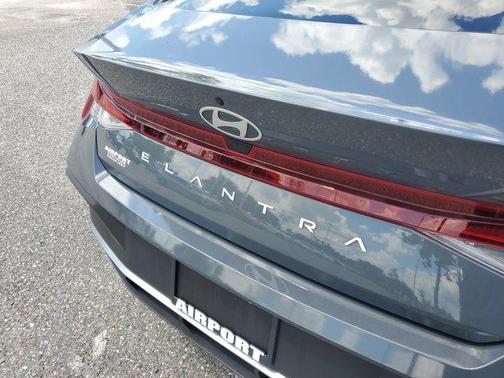 2024 Hyundai ELANTRA SE
