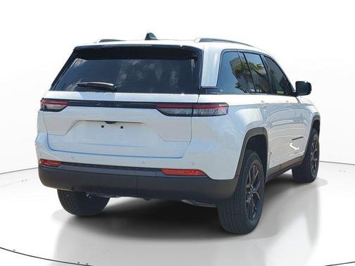 Bright White Clearcoat 2026 Jeep Grand Cherokee Altitude