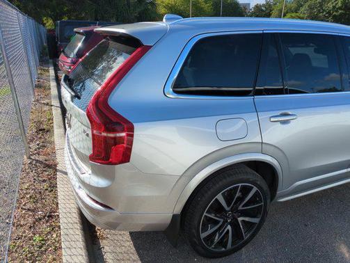 2022 Volvo XC90 T6 Momentum
