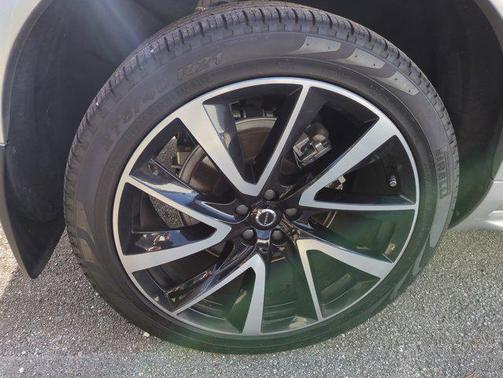 2022 Volvo XC90 T6 Momentum