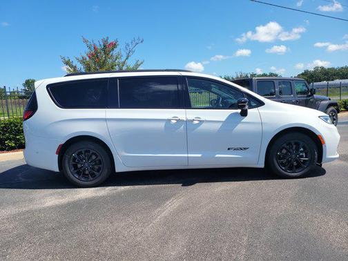 2025 Chrysler Pacifica L