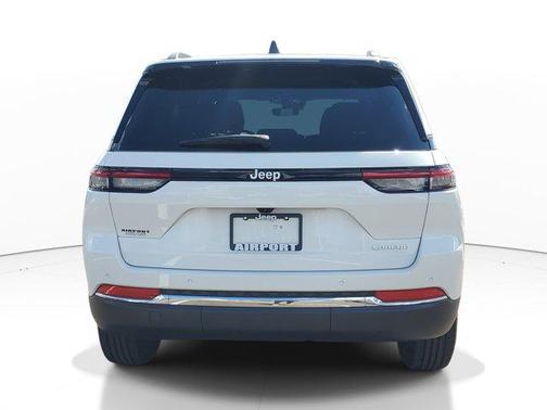 Bright White Clearcoat 2025 Jeep Grand Cherokee Laredo