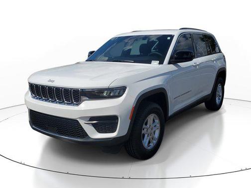 Bright White Clearcoat 2025 Jeep Grand Cherokee Laredo