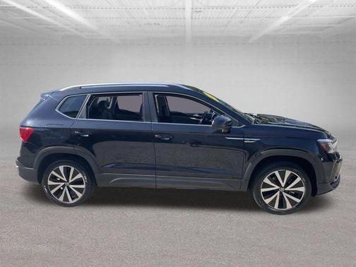 Deep Black Pearl Effect 2024 Volkswagen Taos 1.5T SE