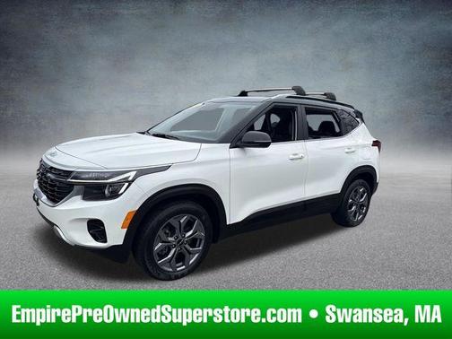 Clear White / Black Roof 2024 Kia Seltos S