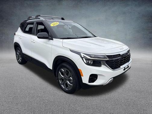 Clear White / Black Roof 2024 Kia Seltos S