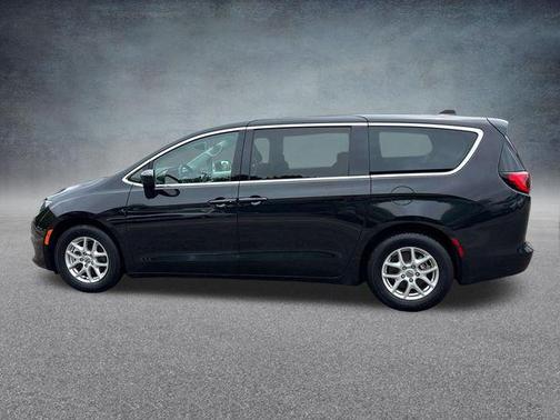 Brilliant Black Crystal Pearlcoat 2023 Chrysler Voyager LX
