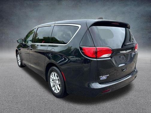 Brilliant Black Crystal Pearlcoat 2023 Chrysler Voyager LX