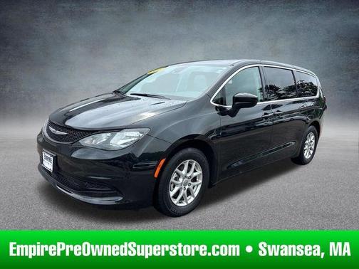 Brilliant Black Crystal Pearlcoat 2023 Chrysler Voyager LX