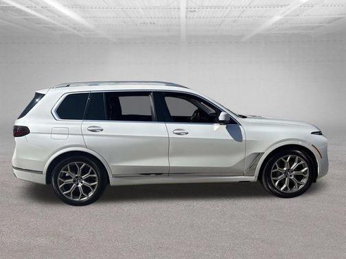 White Metallic 2023 BMW X7 xDrive40i