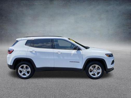 Bright White Clearcoat 2024 Jeep Compass Latitude