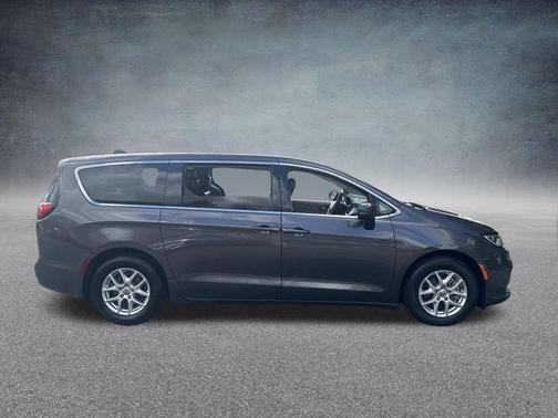 2023 Chrysler Pacifica Touring-L