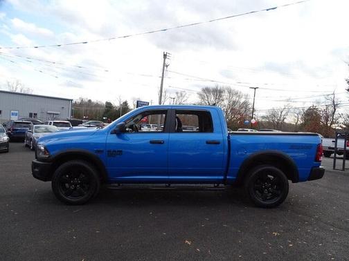 Photo 2 of 30 of 2020 RAM 1500 Classic SLT