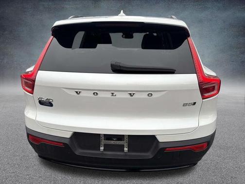 2023 Volvo XC40 B5 Plus Dark Theme