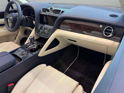 2025 Bentley Bentayga V8