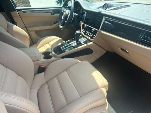 White 2022 Porsche Macan Macan