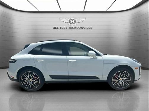 White 2022 Porsche Macan Macan