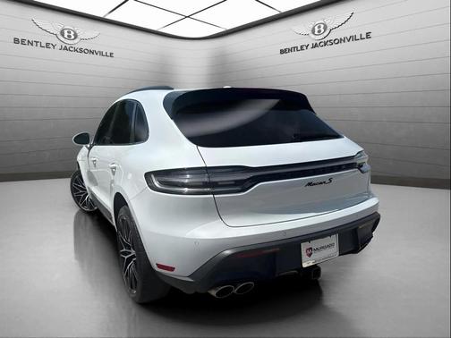White 2022 Porsche Macan Macan