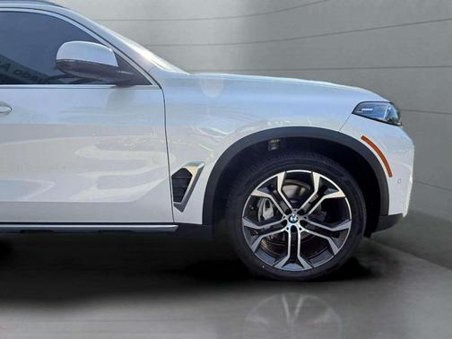 Mineral White Metallic 2024 BMW X5 sDrive40i