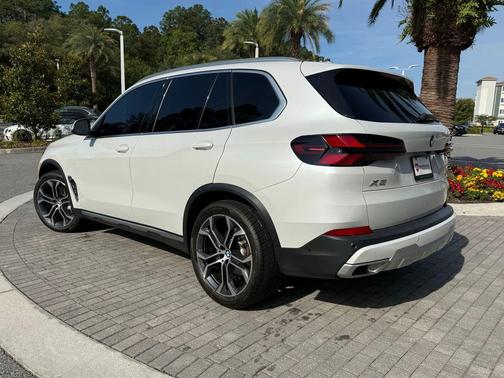 Mineral White Metallic 2024 BMW X5 sDrive40i