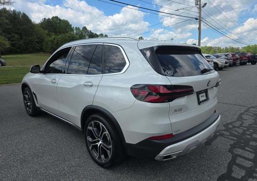 Mineral White Metallic 2024 BMW X5 sDrive40i