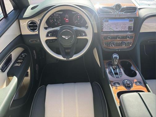 2025 Bentley Bentayga EWB V8
