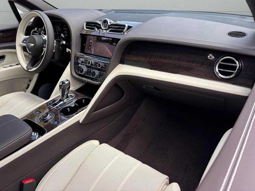 2025 Bentley Bentayga V8