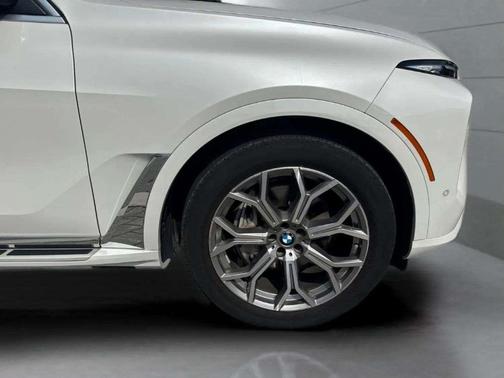 White Metallic 2023 BMW X7 xDrive40i