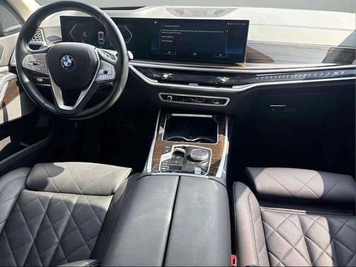 White Metallic 2023 BMW X7 xDrive40i