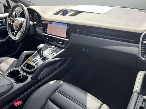 2022 Porsche Cayenne Base