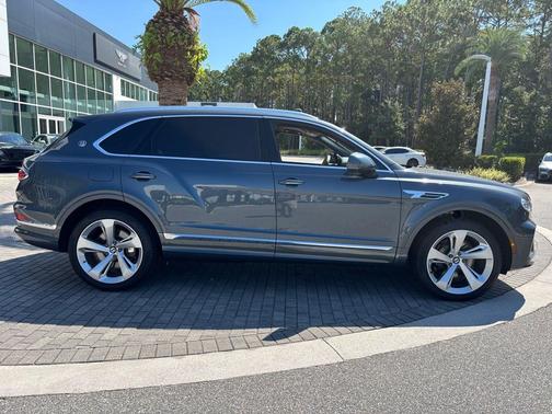 2025 Bentley Bentayga EWB V8