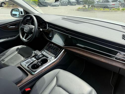 Glacier White Metallic 2023 Audi Q8 55 Premium