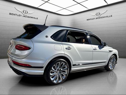 2025 Bentley Bentayga EWB V8