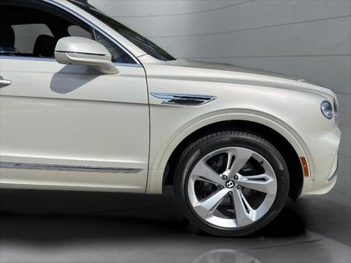 2025 Bentley Bentayga V8
