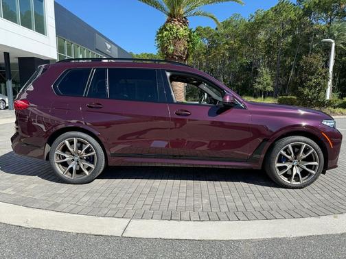 2022 BMW X7 M50i