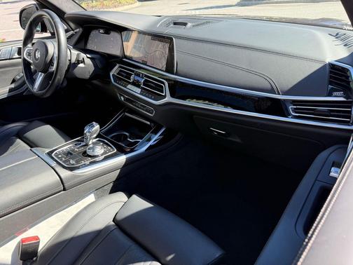 2022 BMW X7 M50i