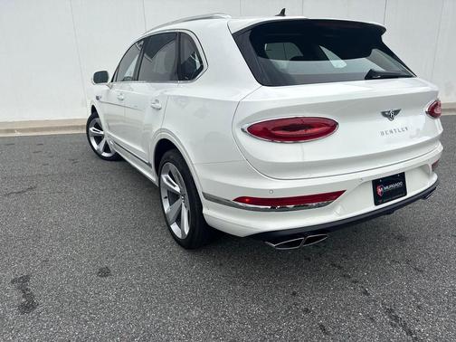 Glacier White 2025 Bentley Bentayga V8